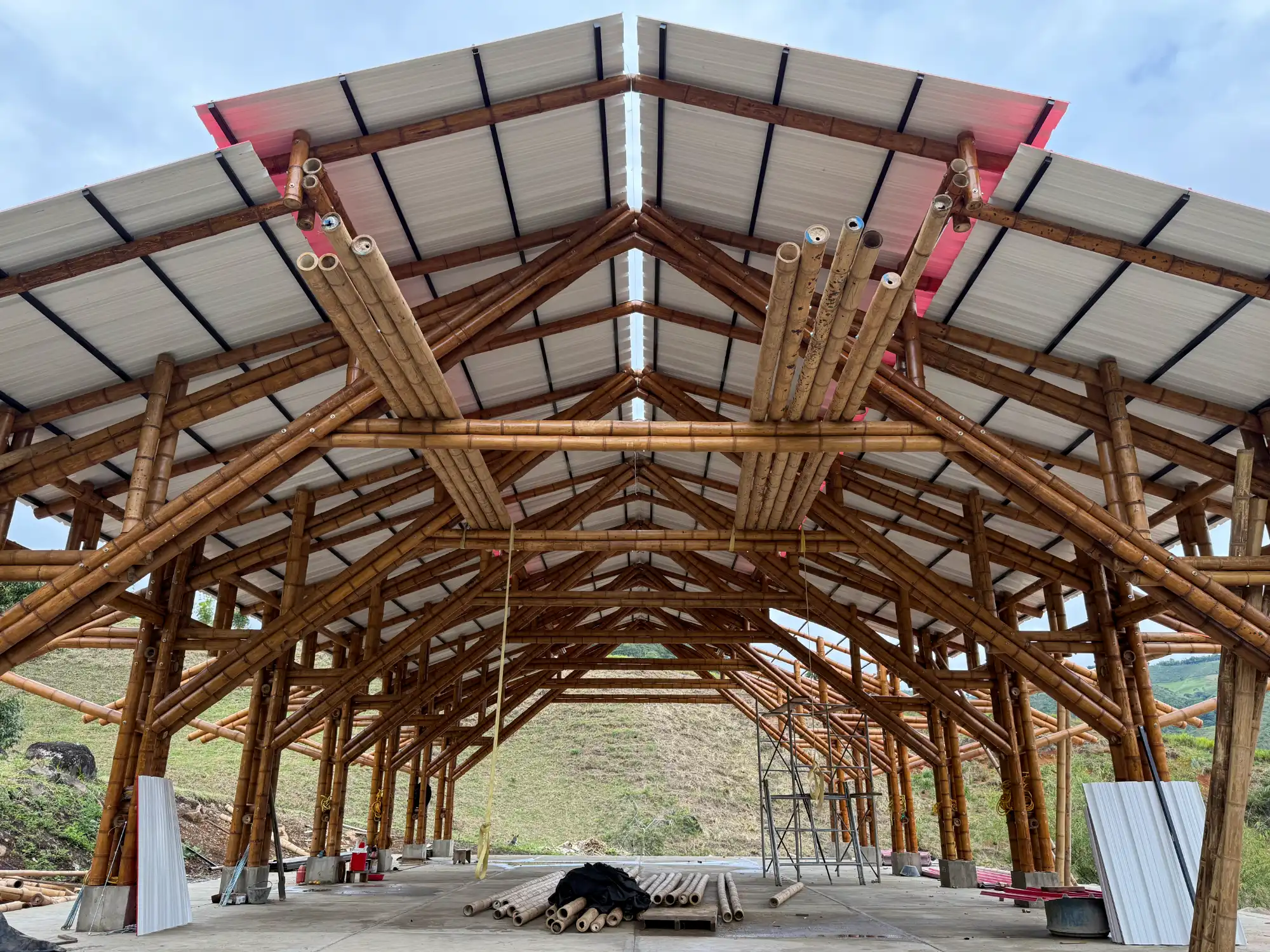 Instalación de paneles de PVC para la cubierta del pabellón de guadua.