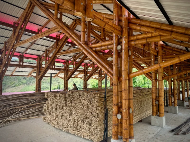 Almacenamiento organizado de latas de guadua seleccionadas dentro del pabellón Tres Brisas