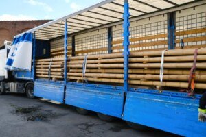 Transporte de postes de bambú guadua en Europa