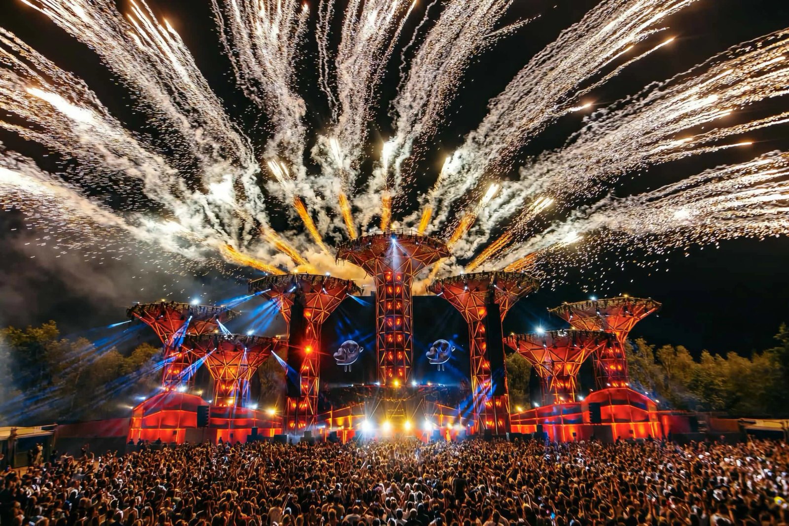 Torres de Guadua Bambú con espectáculo de luces en el Festival Mysteryland 2024