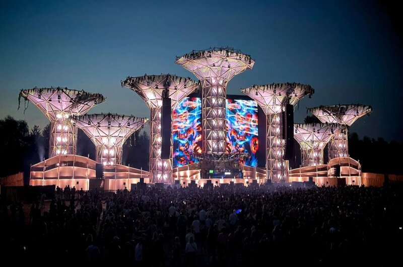 Torres de Guadua Bambú con espectáculo de luces en el Festival Mysteryland 2024