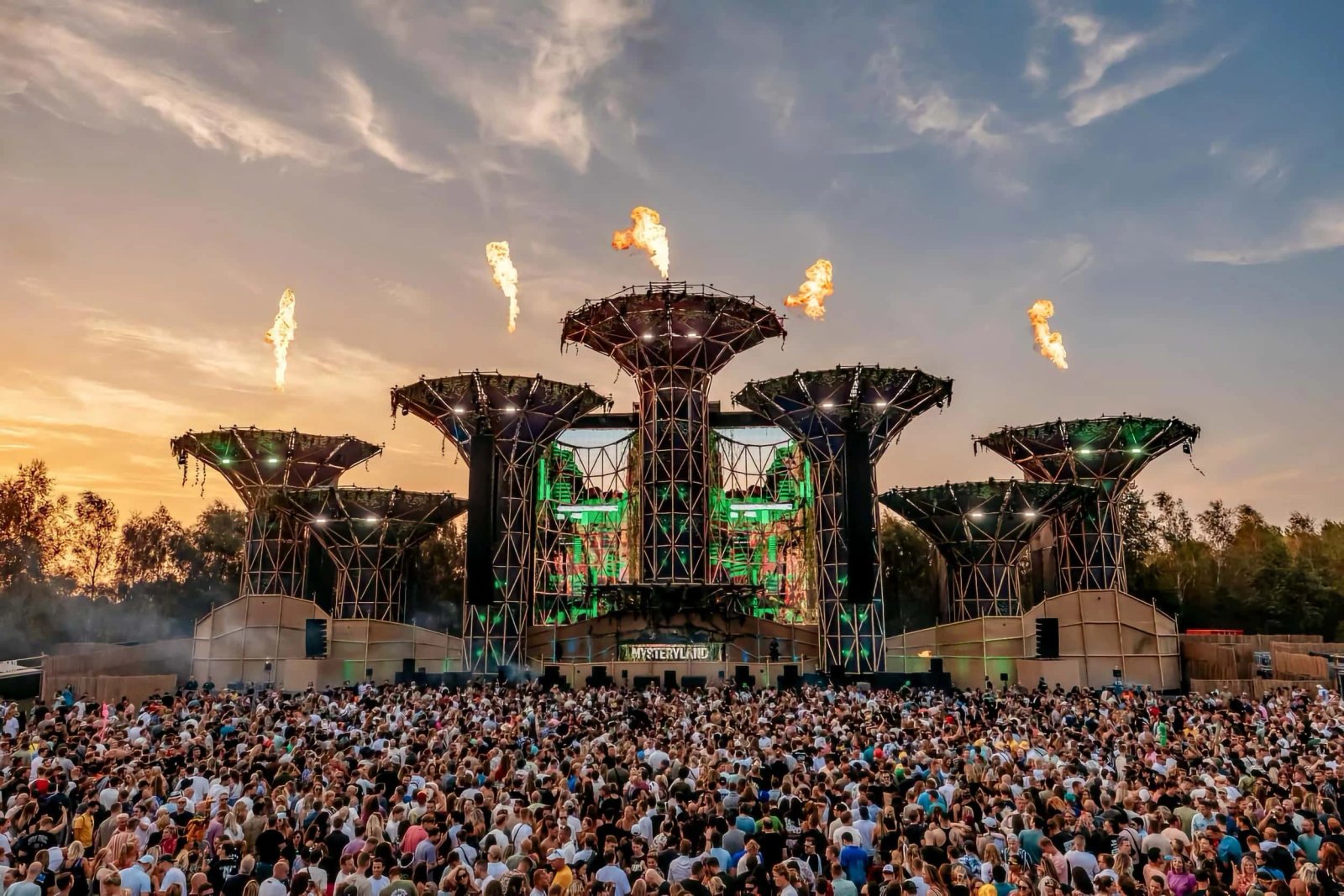 Torres de Guadua Bambú Diseño de Escenarios en el Festival Mysteryland 2024