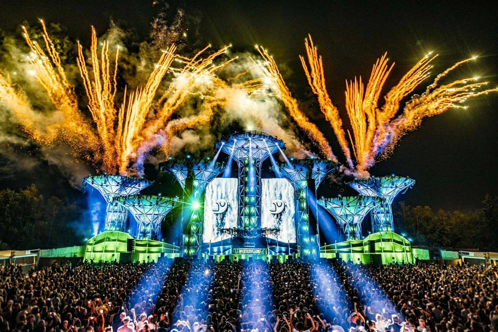 Torres de Guadua Bambú con espectáculo de luces en el Festival Mysteryland 2024