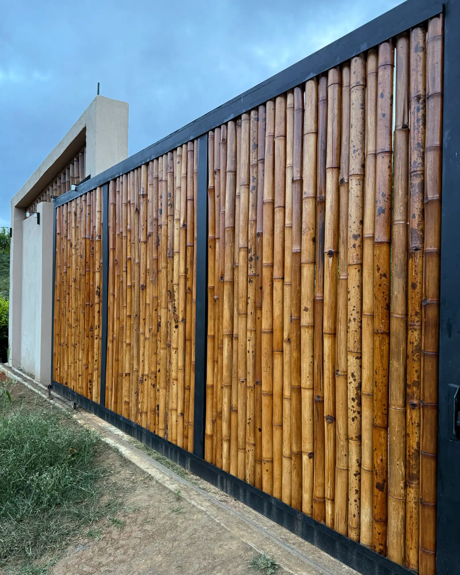 Portón en Guadua con Profilan