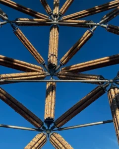 Detalle del sistema de uniones en acero para la torre de bambú guadua en Bélgica