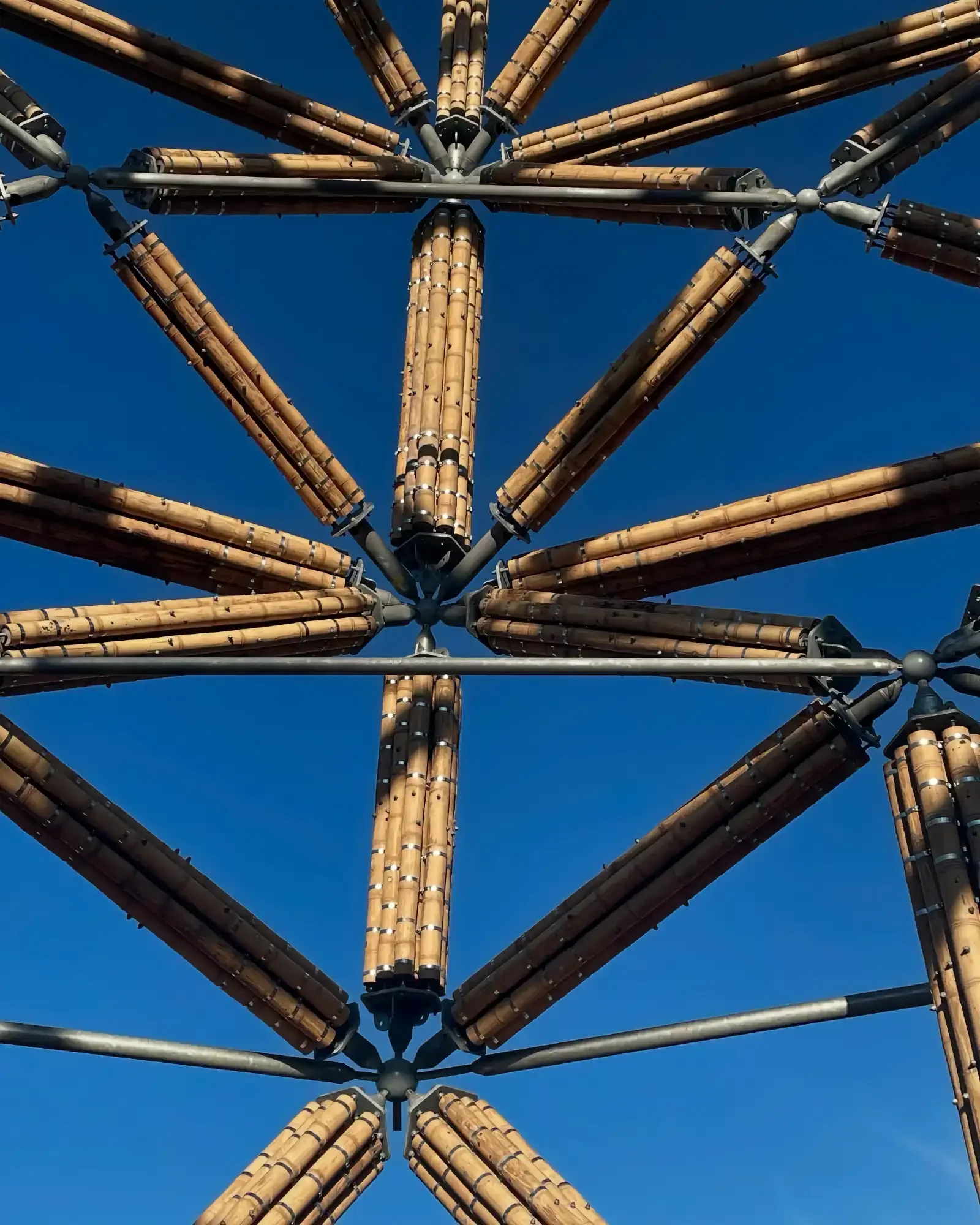 Detalle del sistema de uniones en acero para la torre de bambú guadua en Bélgica