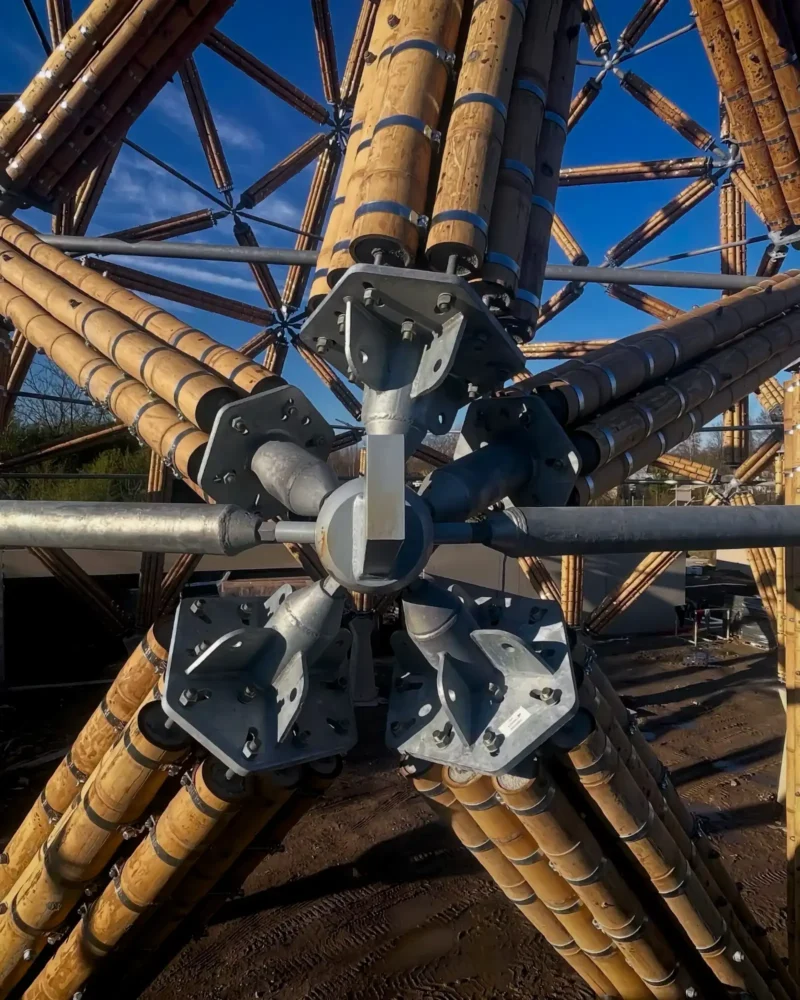 Detalle del sistema de uniones en acero para la torre de bambú guadua en Bélgica