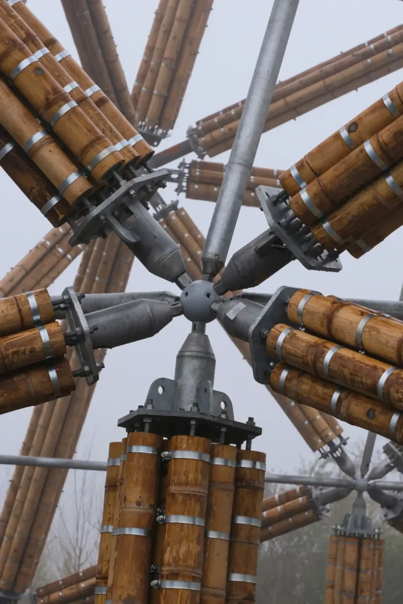 Detalle del sistema de uniones en acero para la torre de bambú guadua en Bélgica