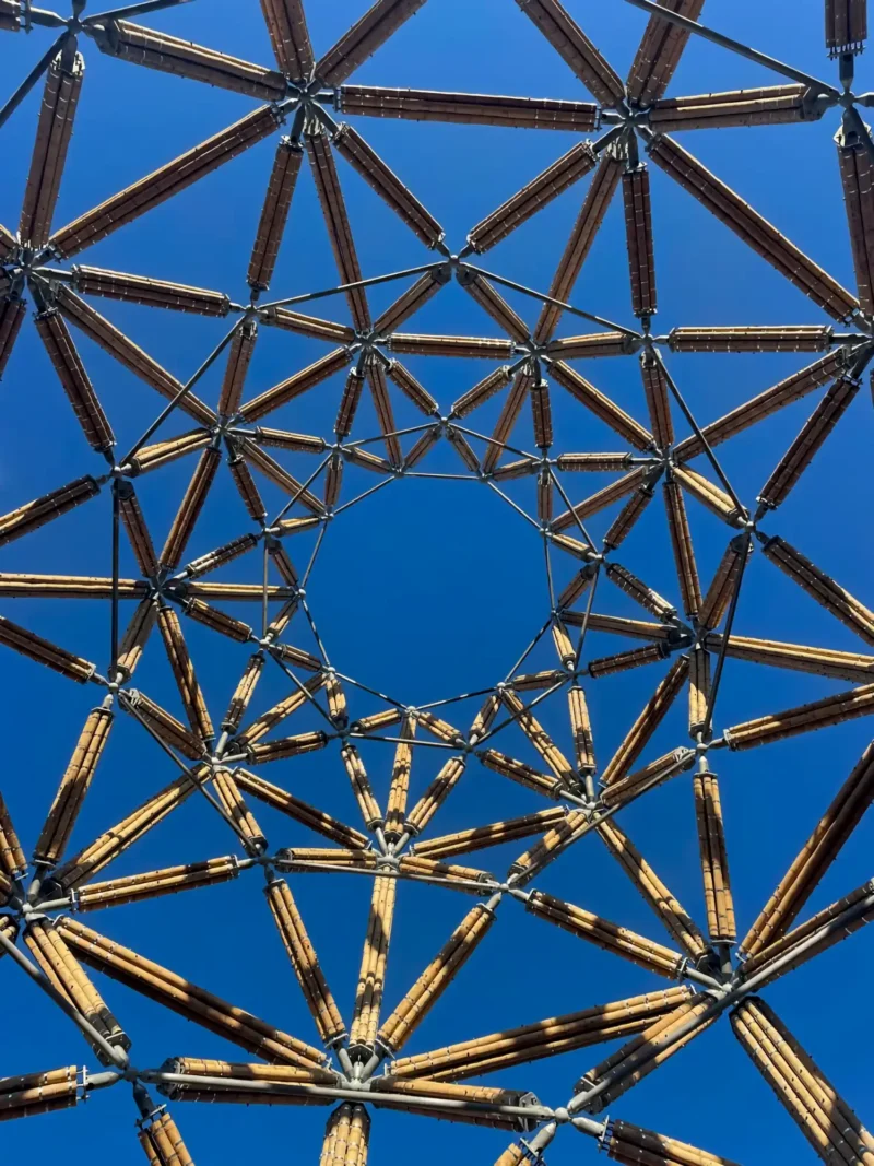 Detalle del sistema de uniones en acero para la torre de bambú guadua en Bélgica