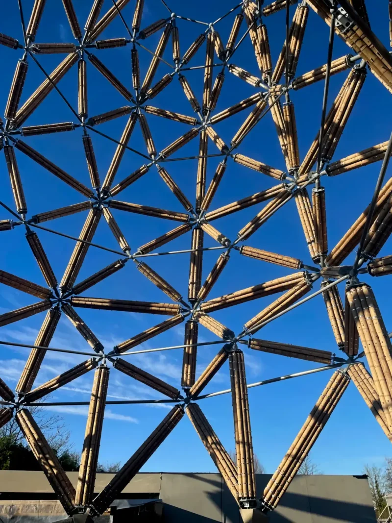 Detalle del sistema de uniones en acero para la torre de bambú guadua en Bélgica