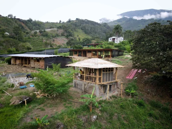 Construyendo la cabaña en Guadua para el baño seco