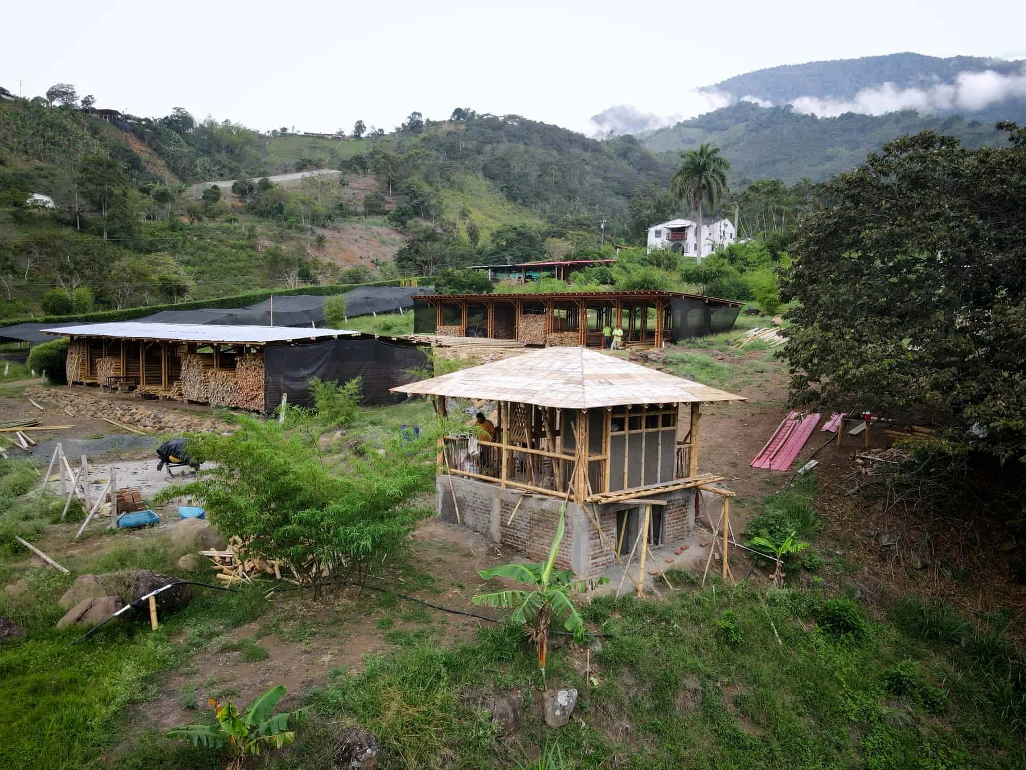 Construyendo la cabaña en Guadua para el baño seco