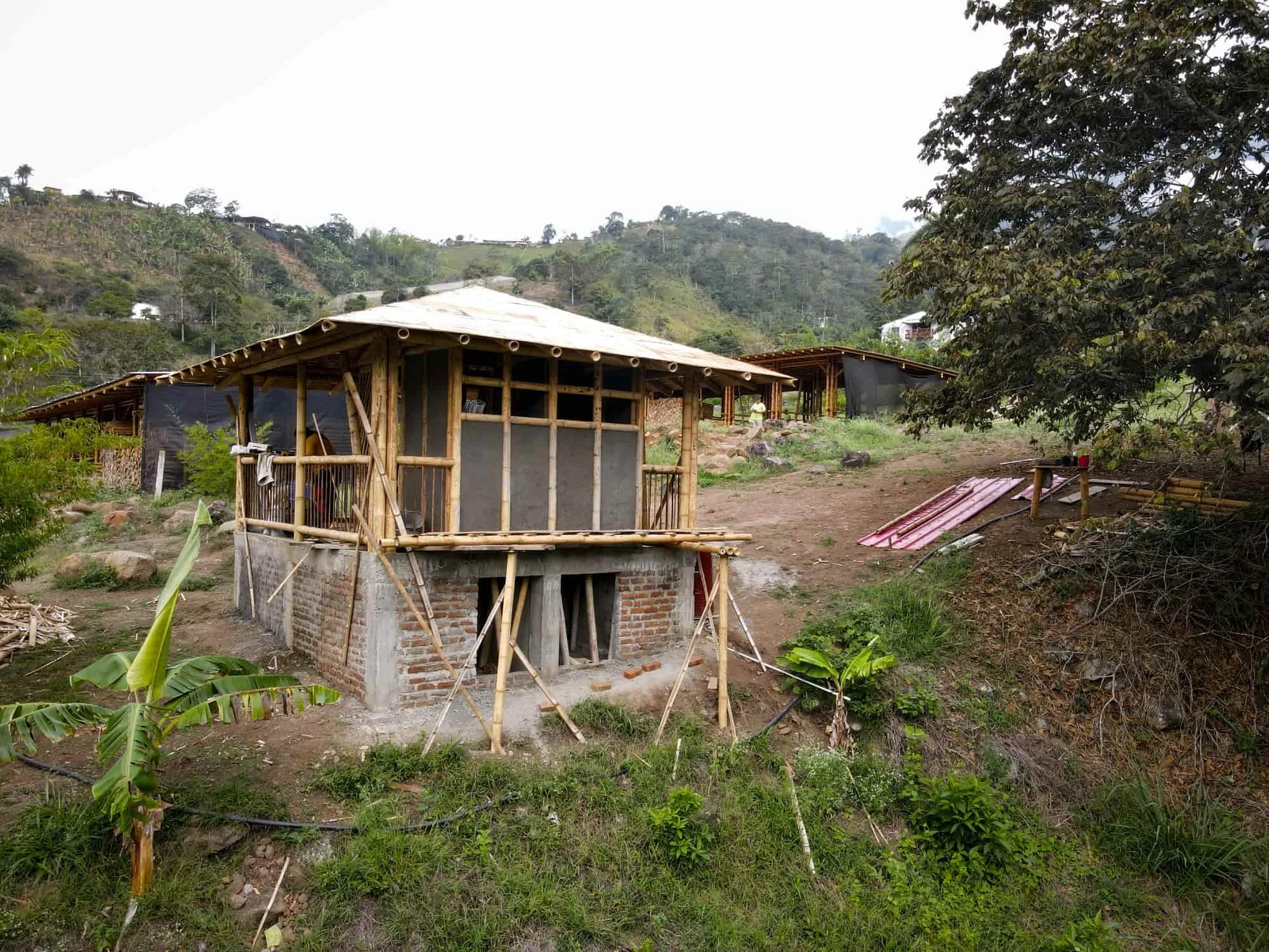 Construyendo la cabaña en Guadua para el baño seco