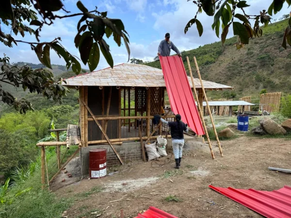 Instalación del techo para la cabaña en Guadua