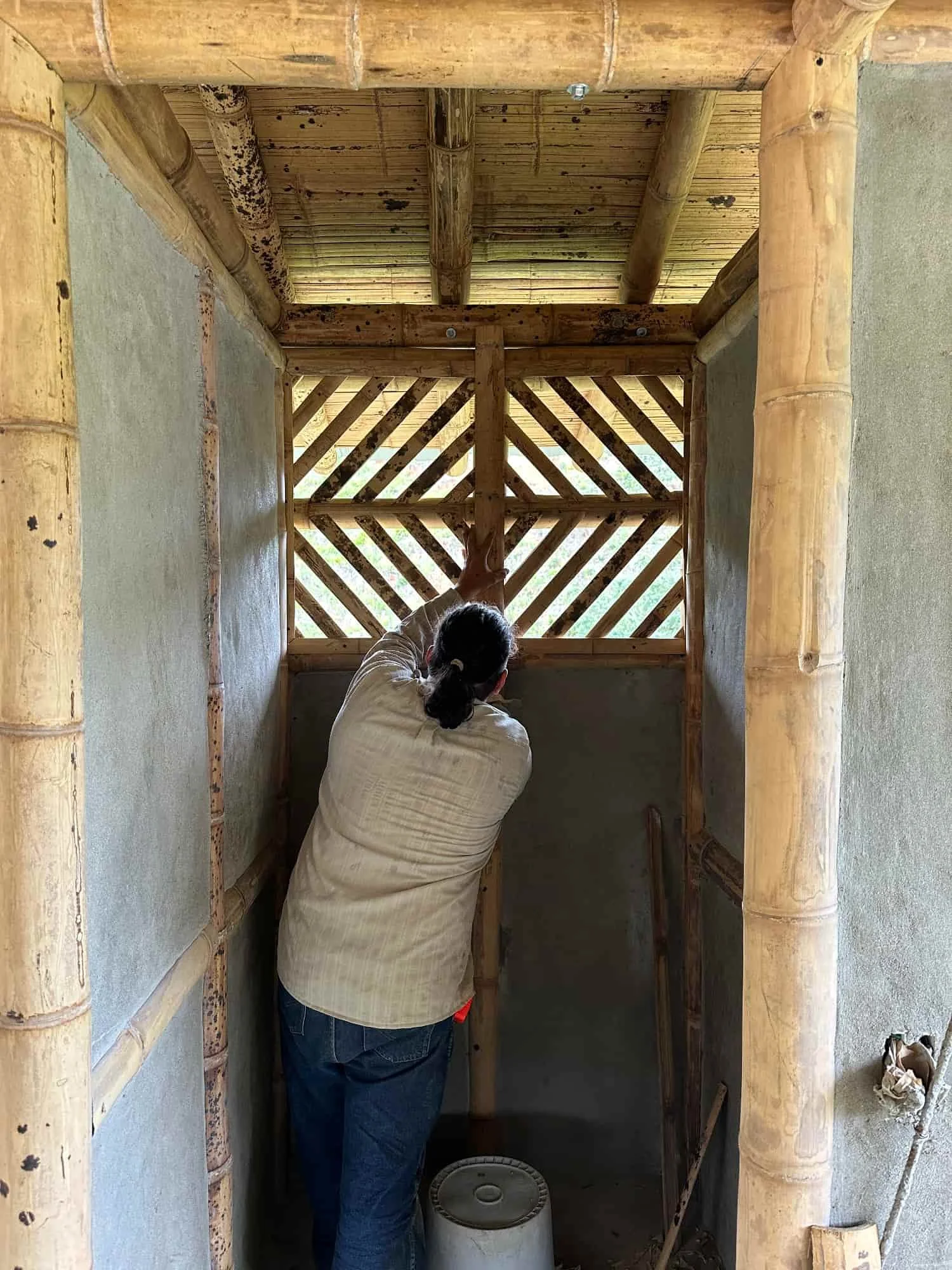 Construyendo la cabaña en Guadua para el baño seco