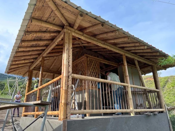 Pintando la cabaña en Guadua con Profilan