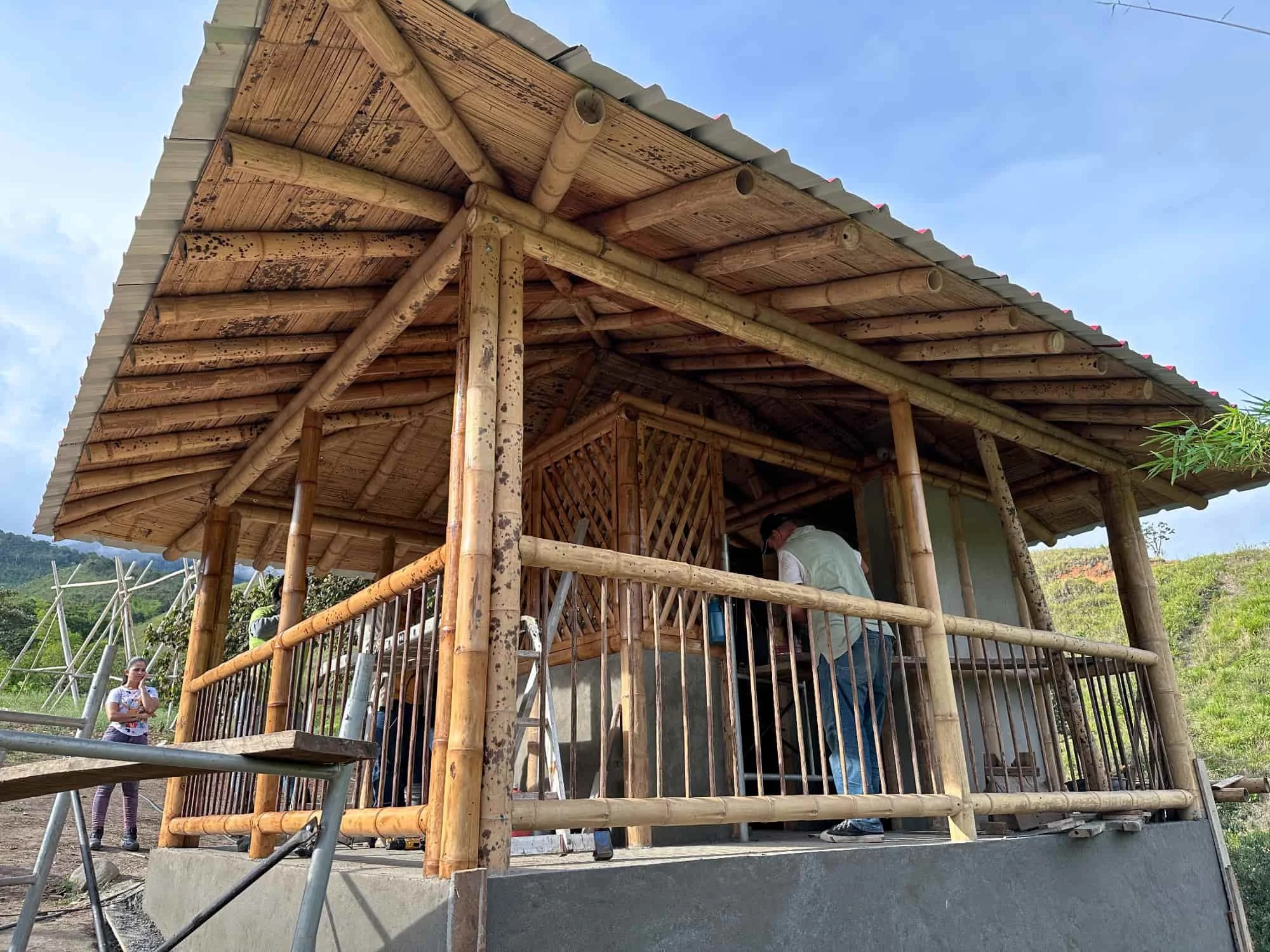 Pintando la cabaña en Guadua con Profilan