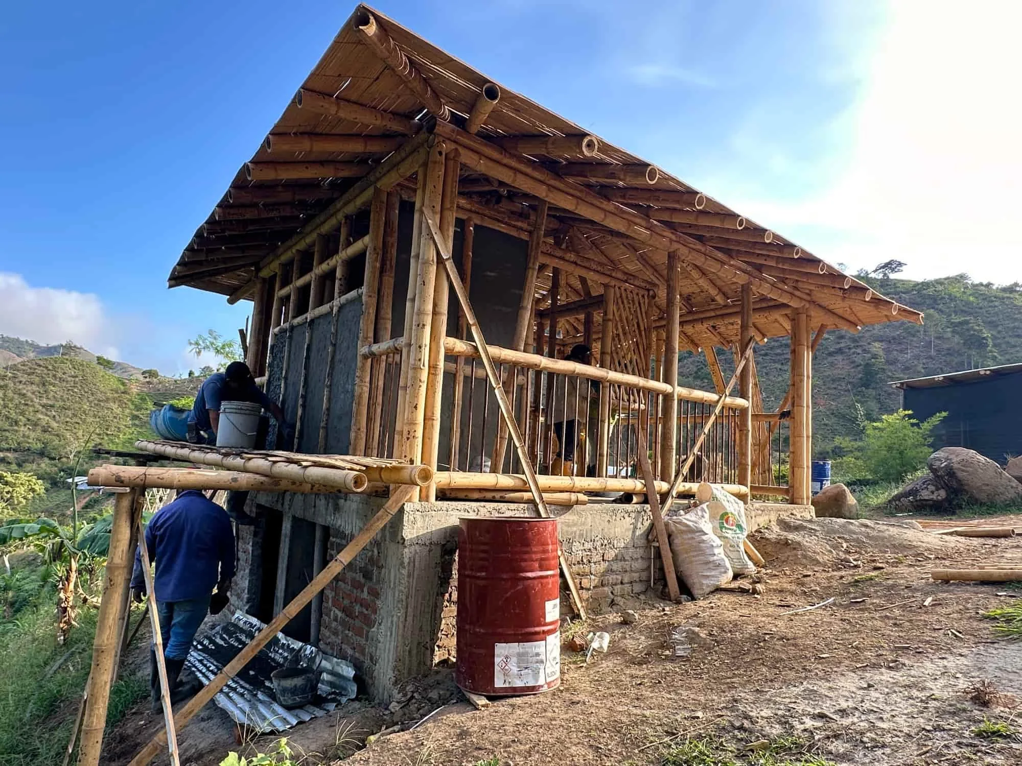 Construyendo la cabaña en Guadua para el baño seco