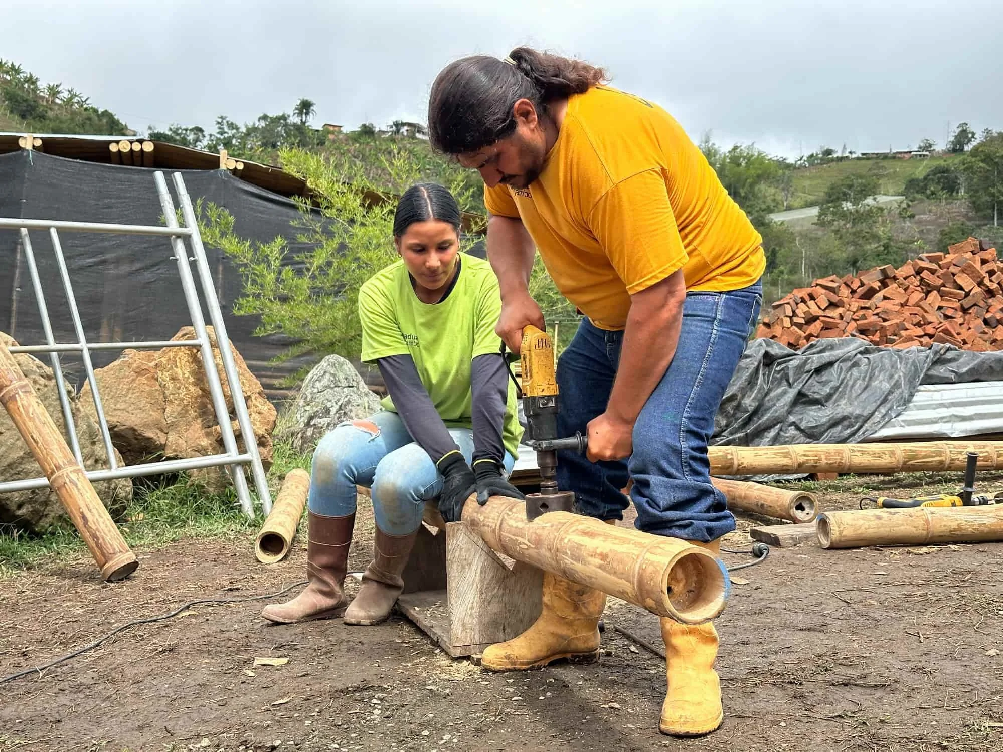 Elaborando uniones de boca pez en guadua