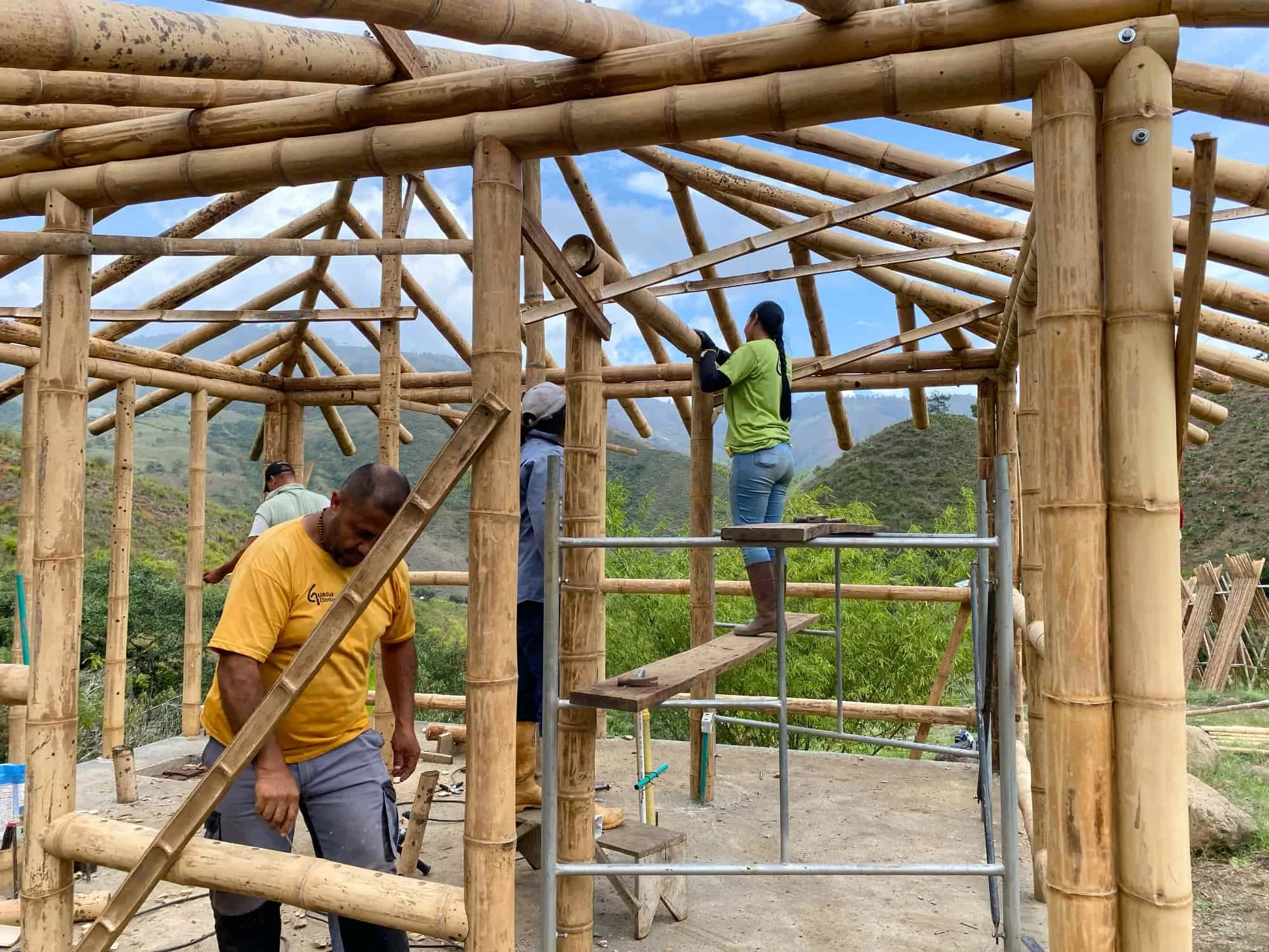 Construyendo la cabaña en Guadua para el baño seco