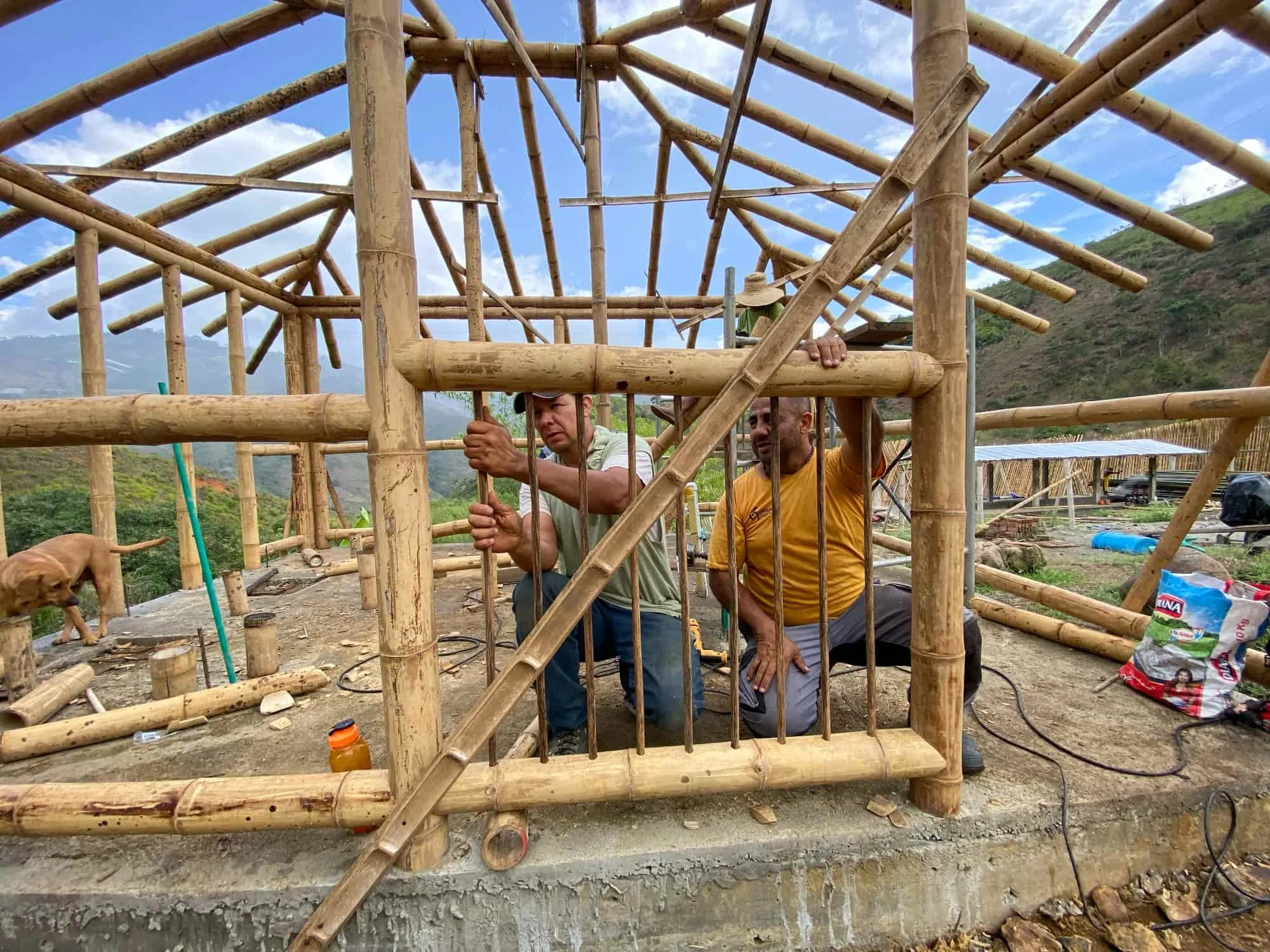 Construyendo la cabaña en Guadua para el baño seco