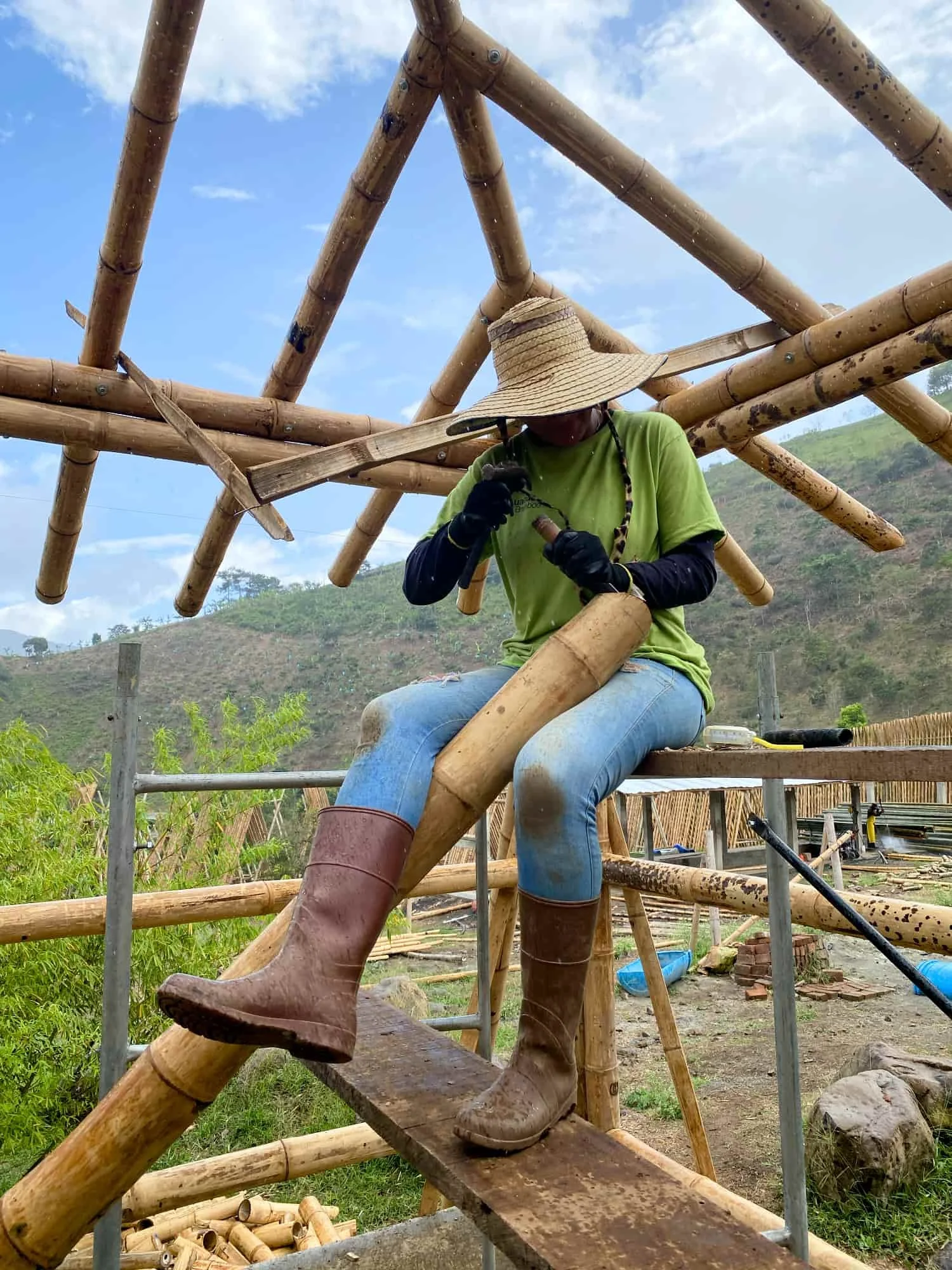 Elaborando uniones de boca pez en guadua