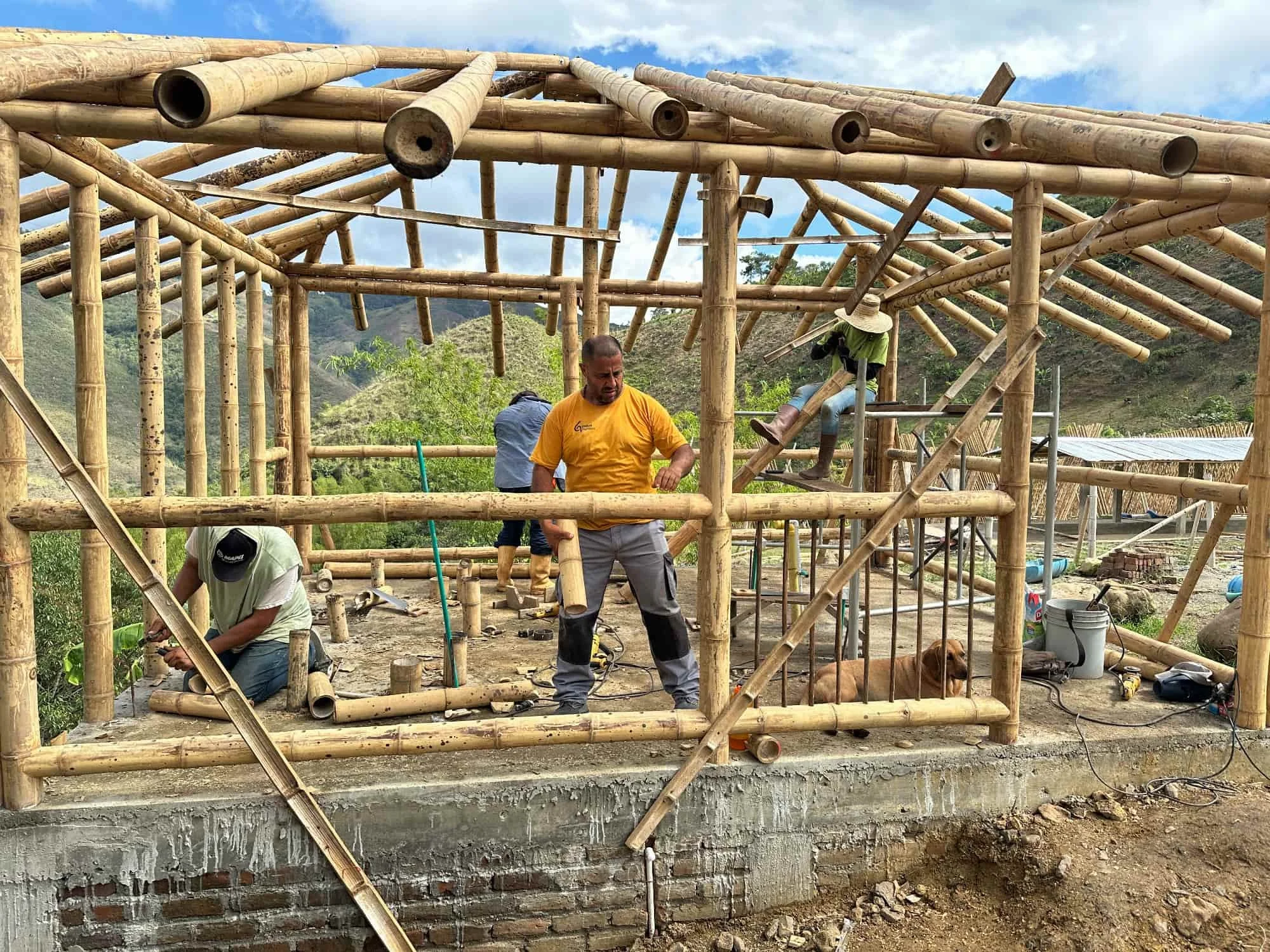 Construyendo la cabaña en Guadua para el baño seco