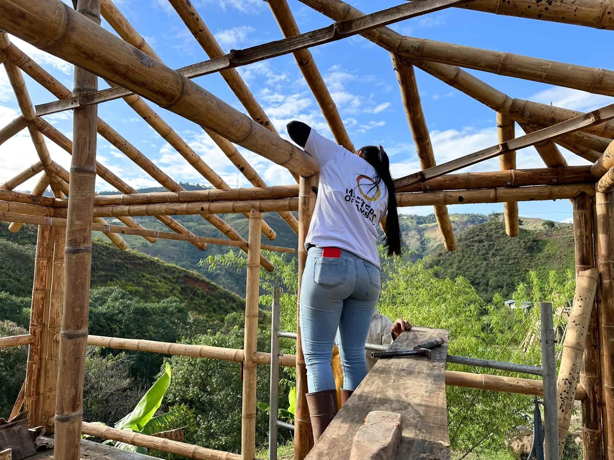 Construyendo la cabaña en Guadua para el baño seco