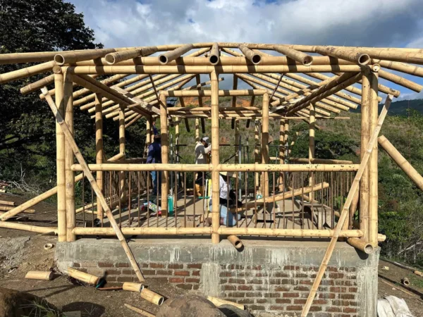 Construyendo la cabaña en Guadua para el baño seco