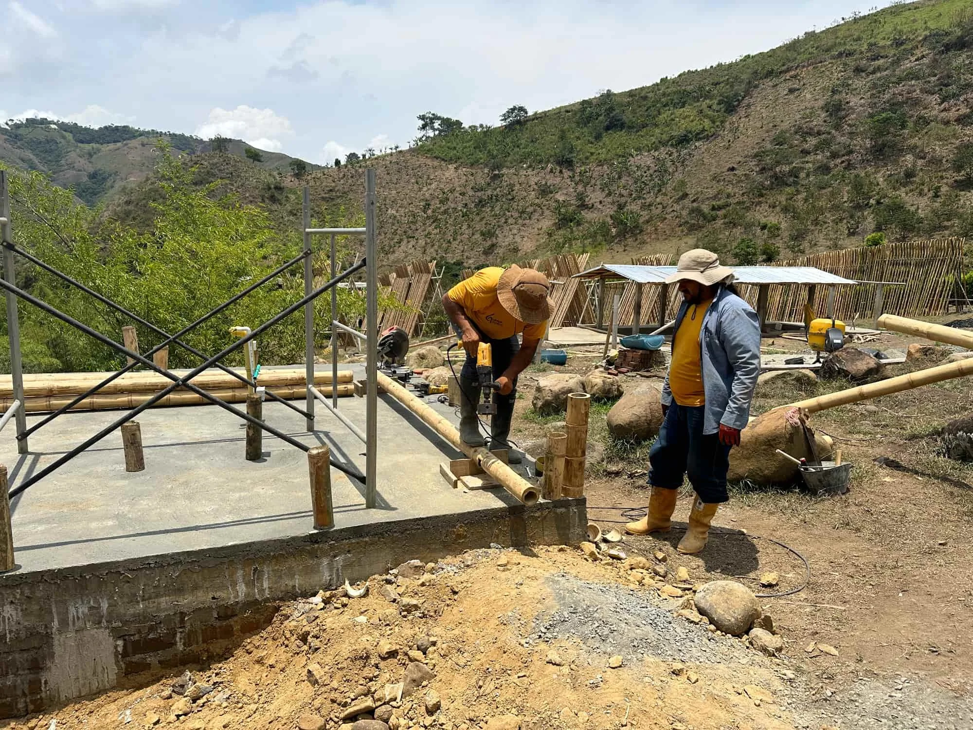 Construyendo la cabaña en Guadua para el baño seco
