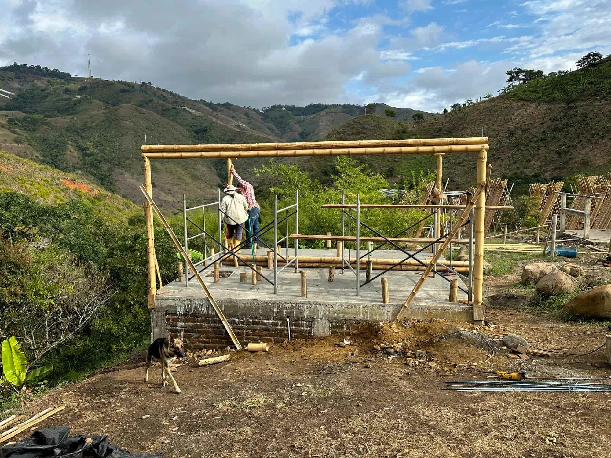 Construyendo la cabaña en Guadua para el baño seco
