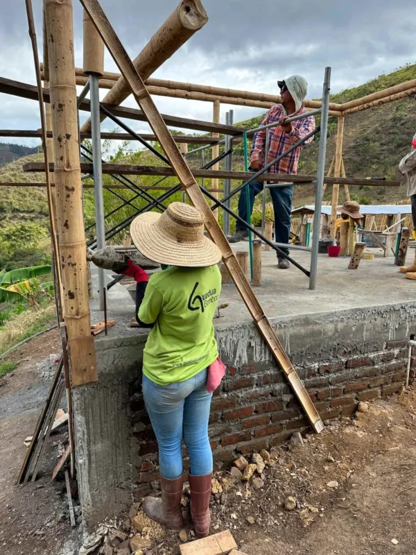 Construyendo la cabaña en Guadua para el baño seco
