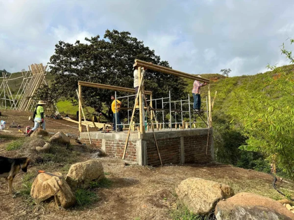 Construyendo la cabaña en Guadua para el baño seco