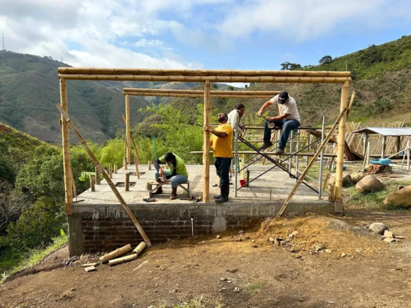 Construyendo la cabaña en Guadua para el baño seco