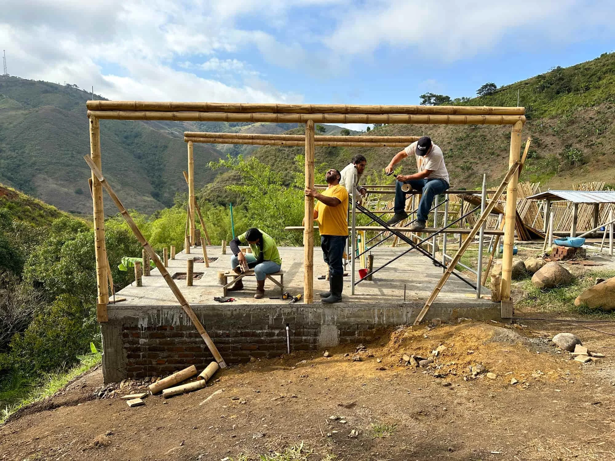 Construyendo la cabaña en Guadua para el baño seco