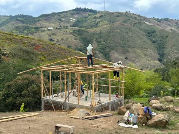 Construyendo la cabaña en Guadua para el baño seco