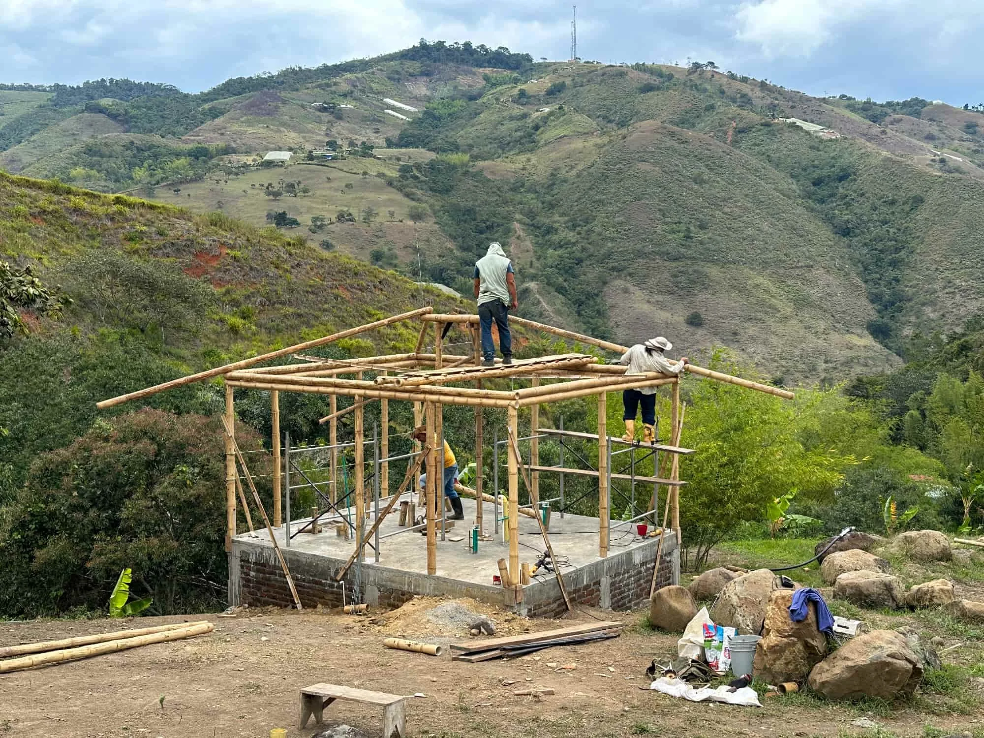 Construyendo la cabaña en Guadua para el baño seco
