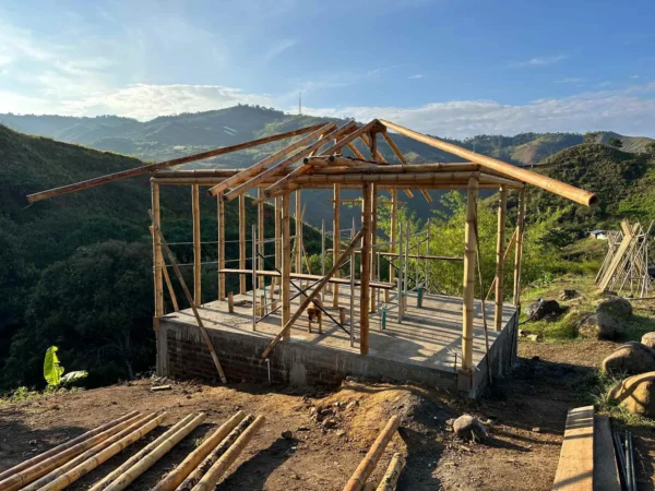 Construyendo la cabaña en Guadua para el baño seco