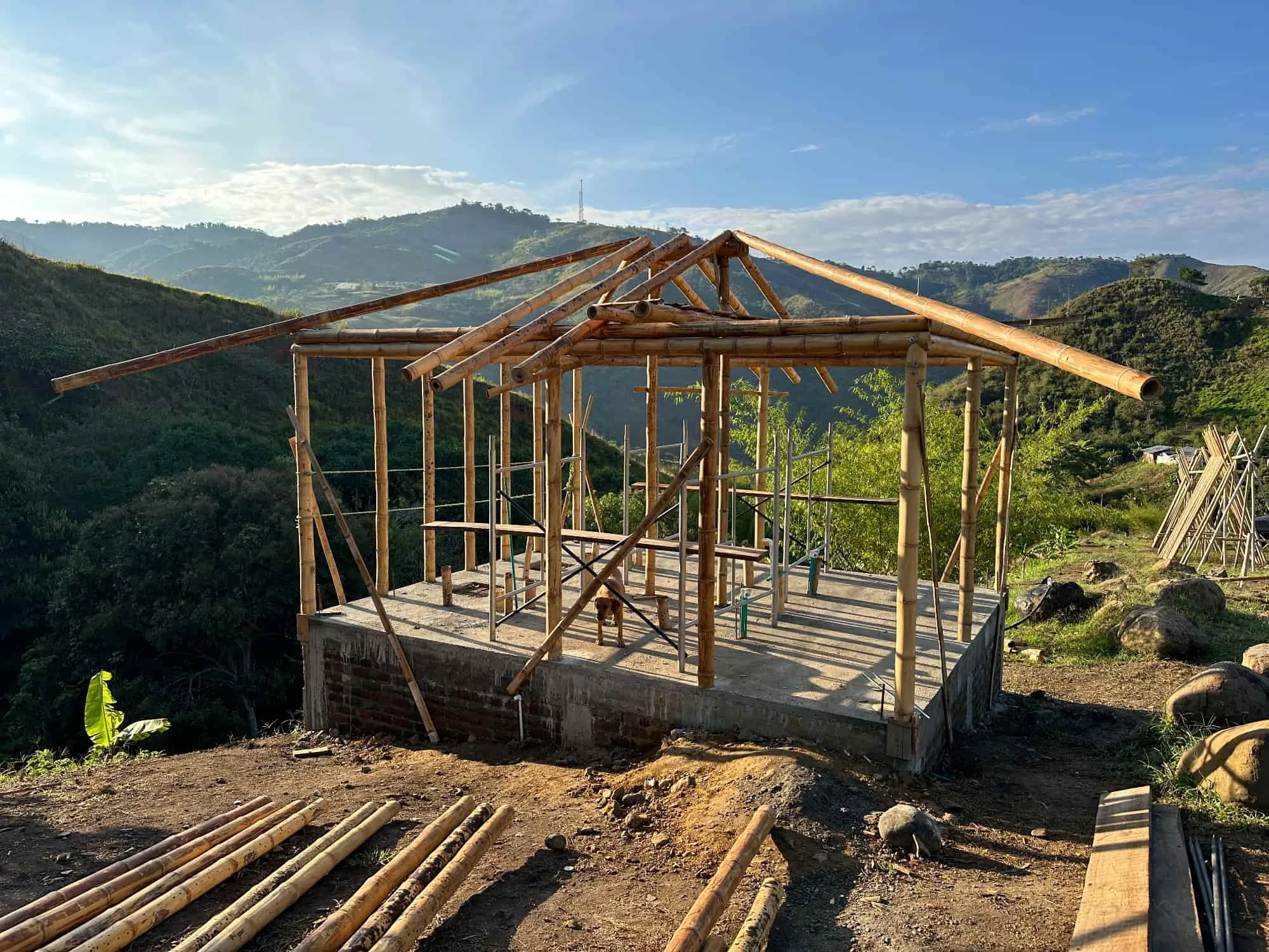 Construyendo la cabaña en Guadua para el baño seco