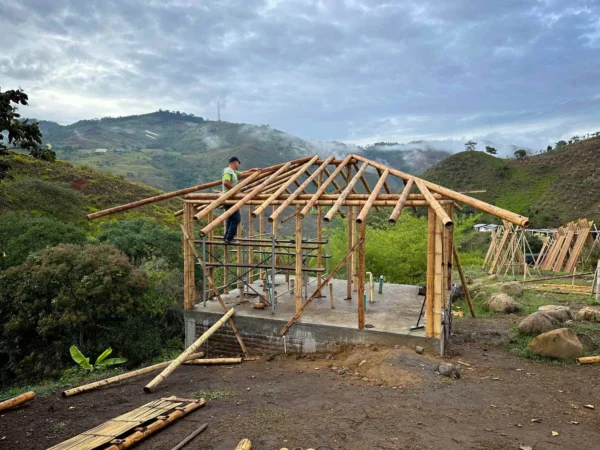 Construyendo la cabaña en Guadua para el baño seco