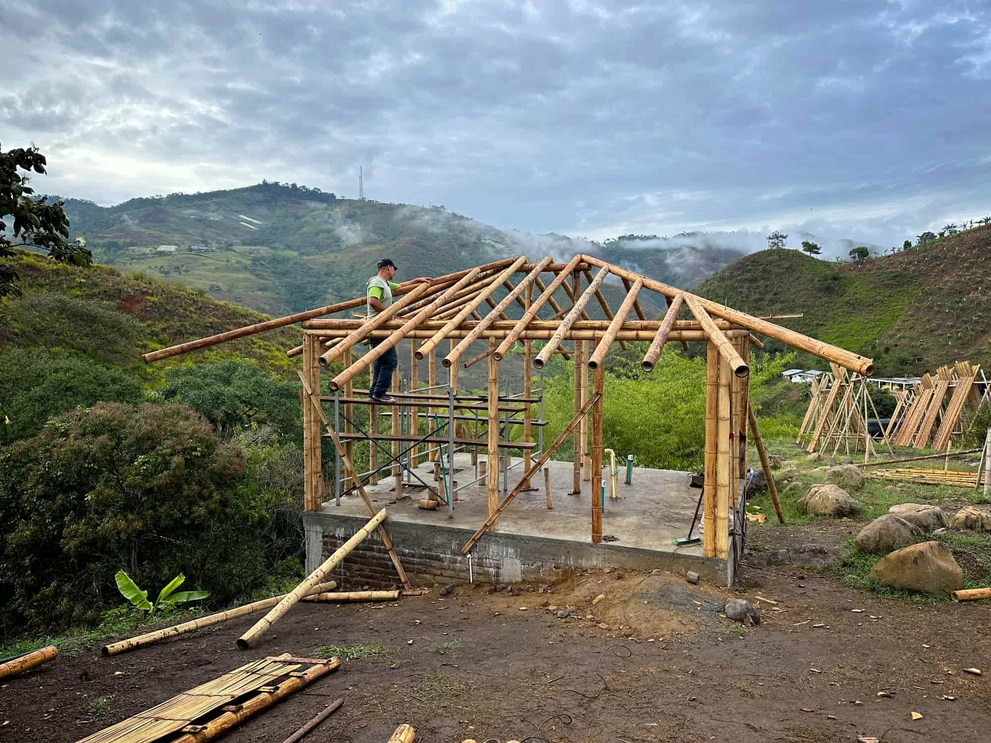 Construyendo la cabaña en Guadua para el baño seco
