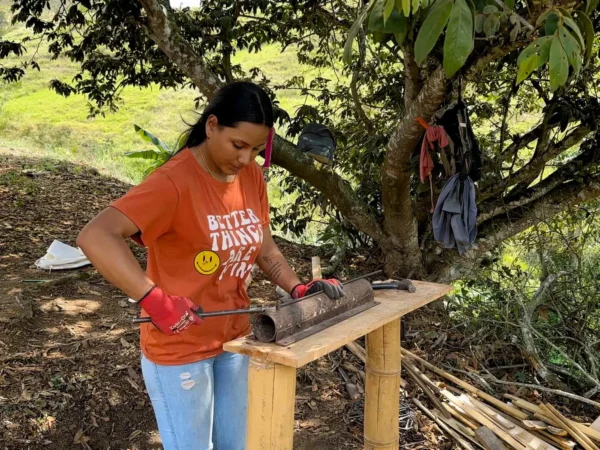 Doblar varillas de hierro para cimientos