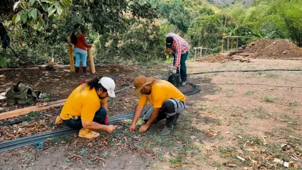 Doblar varillas de hierro para cimientos