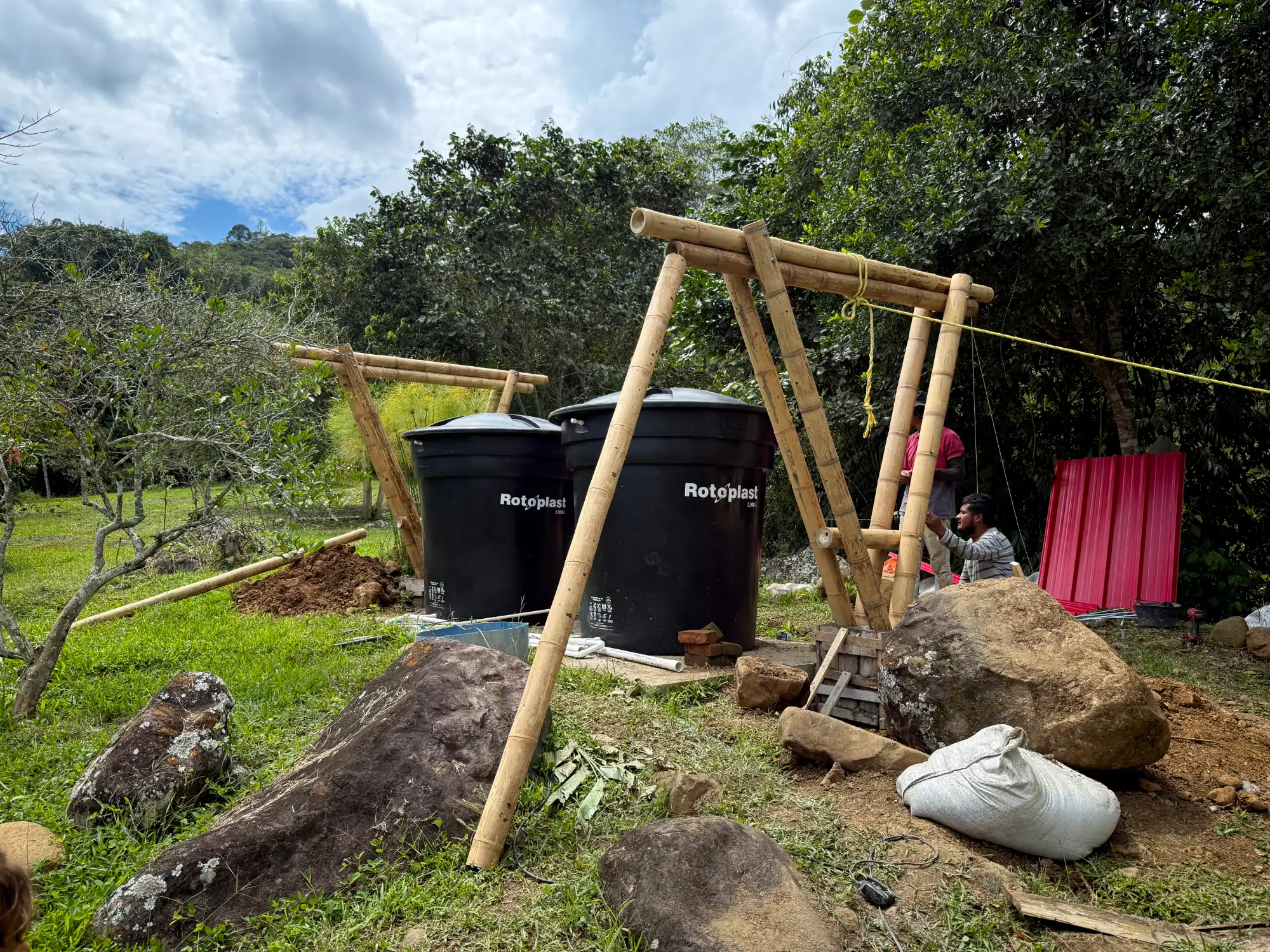 Construcción de cobertizo de guadua prefabricado en sitio - Montaje de soportes estructurales.