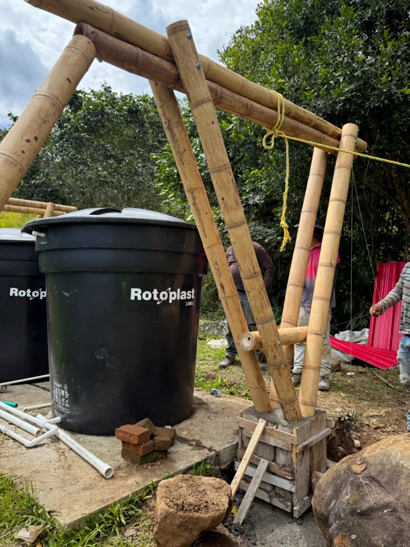 Construcción de cobertizo de guadua prefabricado en sitio - Montaje de soportes estructurales.