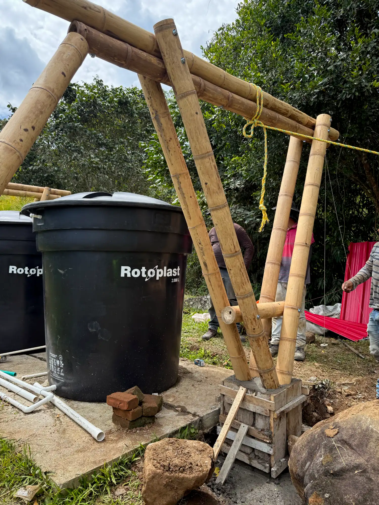 Construcción de cobertizo de guadua prefabricado en sitio - Montaje de soportes estructurales.