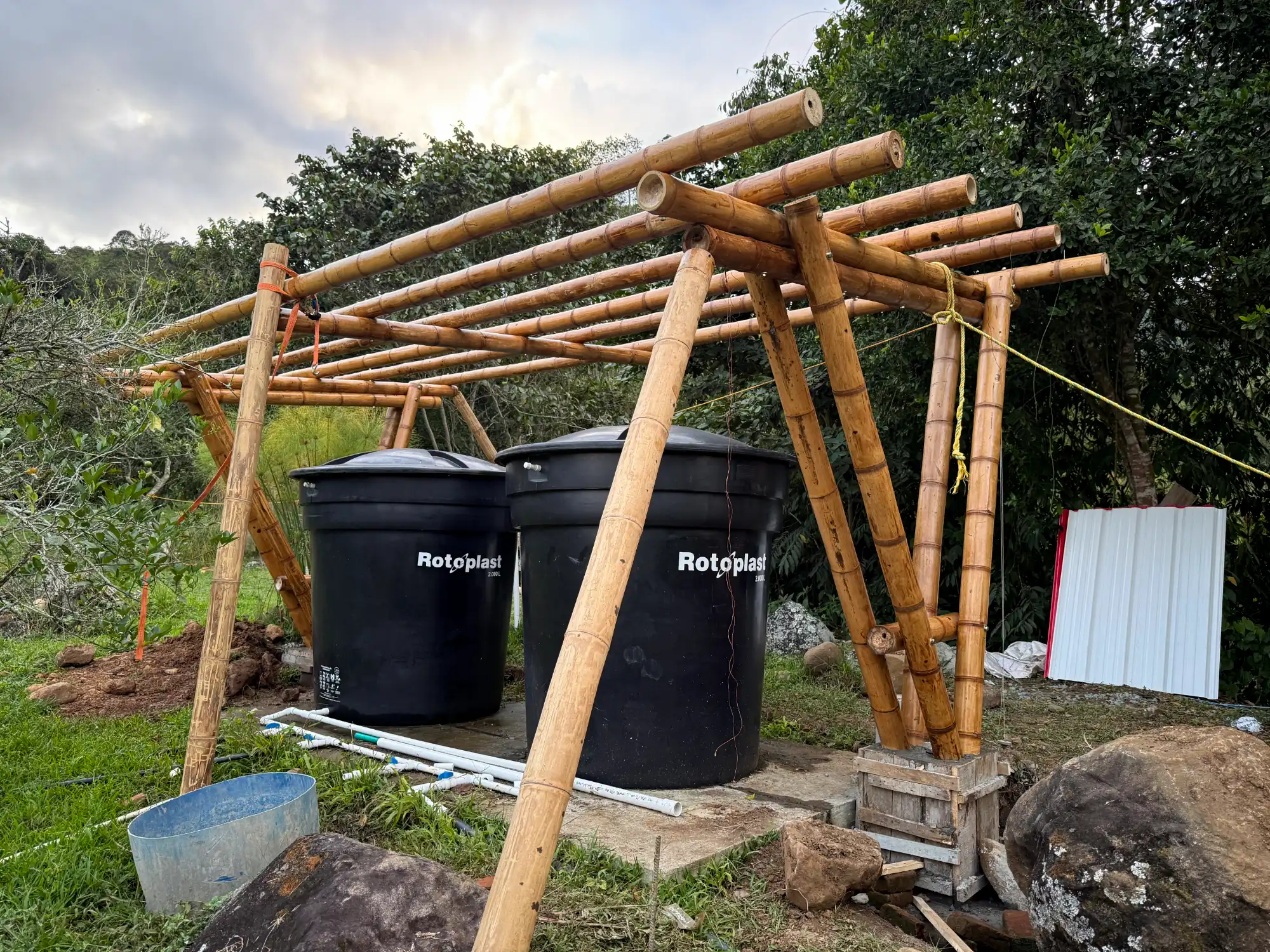 Construcción de cobertizo de guadua prefabricado en sitio - Montaje de soportes estructurales.