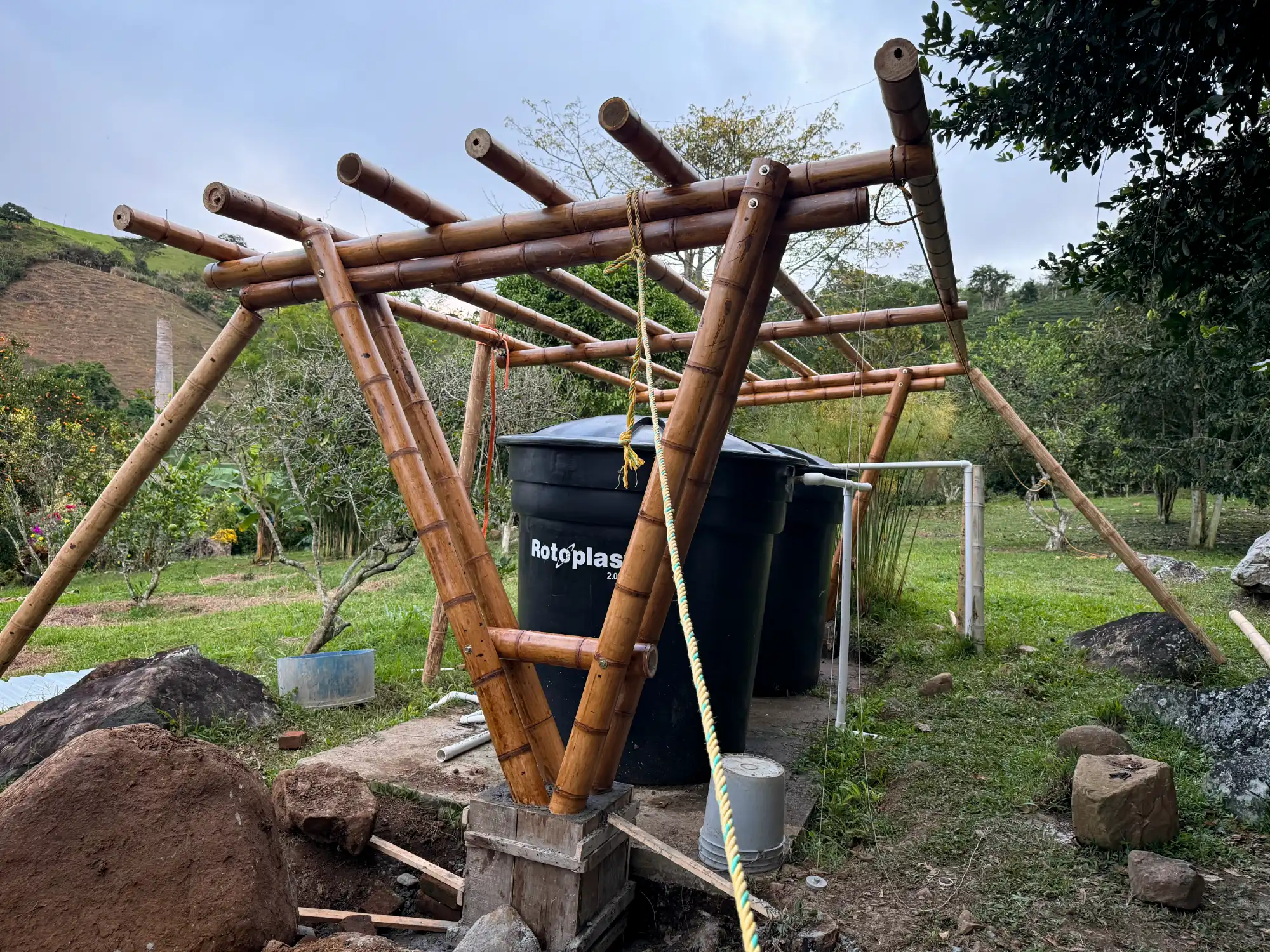 Construcción de cobertizo de guadua prefabricado en sitio - Montaje de soportes estructurales.