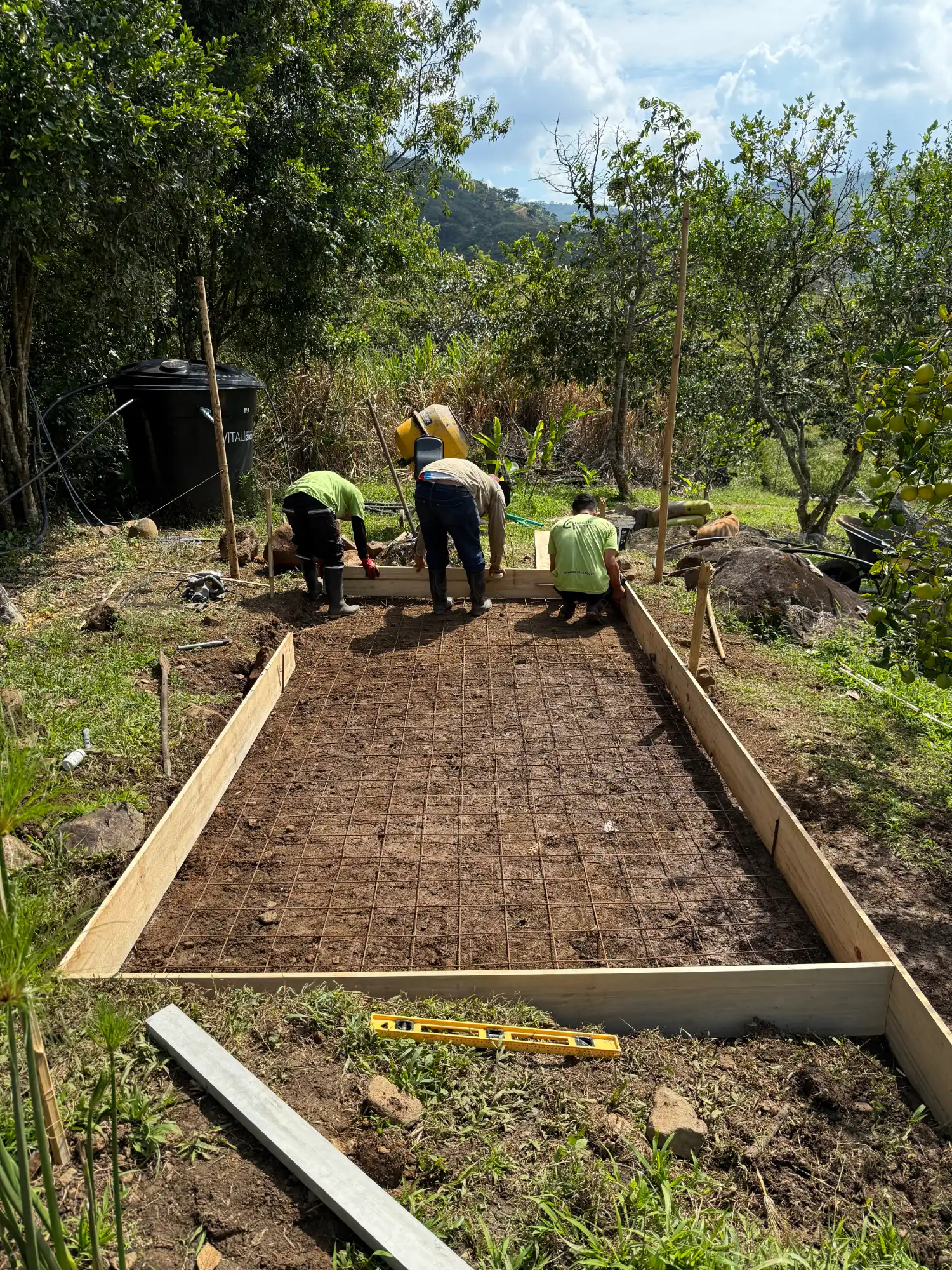 Cimentación y piso de concreto para estructura de guadua prefabricada en Colombia