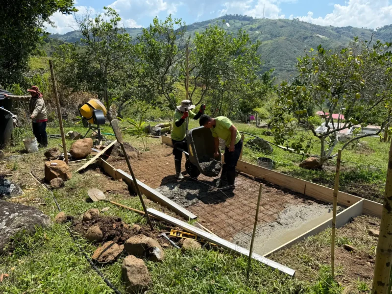 Cimentación y piso de concreto para estructura de guadua prefabricada en Colombia